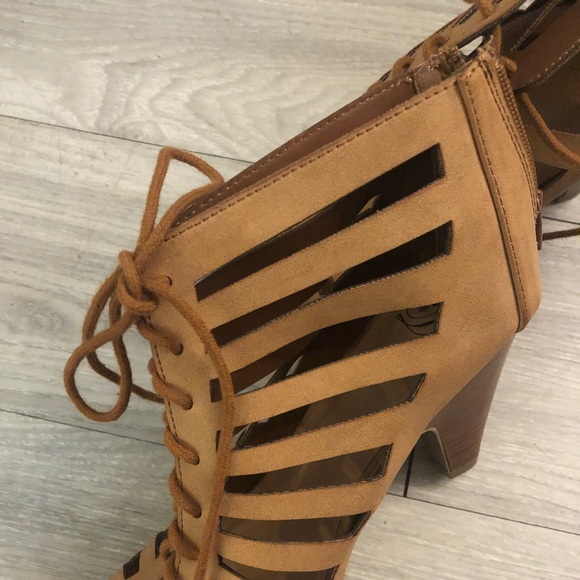 Brown lace heels - Picture 4 of 5